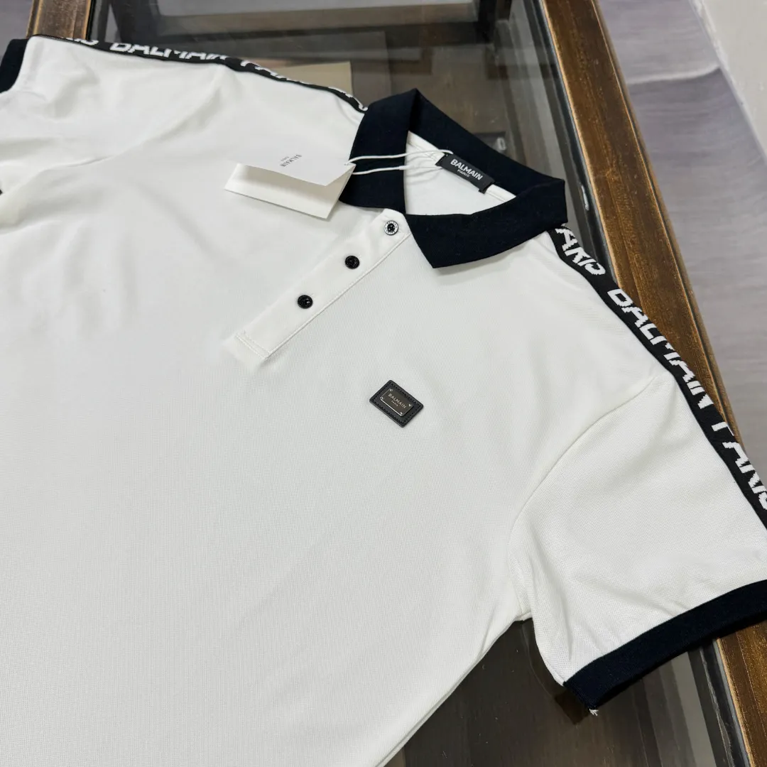 Lapel C🌟BALMAIN 2026 Newest Arrival business casual short-sleeved lapel polo shirt ~ Highly recommended ✅ Same Style for men and women ~ The fitted tailoring sets off the minimalist design style, showing the elegant style at a glance! As a brand that pursues design and tailoring techniques, the materials used will never disappoint! High count mercerized cotton material! The fabric surface is fine and smooth, soft and skin-friendly, the cotton is full and elastic, and the upper body is high-end yet crisp and stylish👍 Color: Black White Size: M L XL XXL 3XL (please state your height and weight when placing an order!)